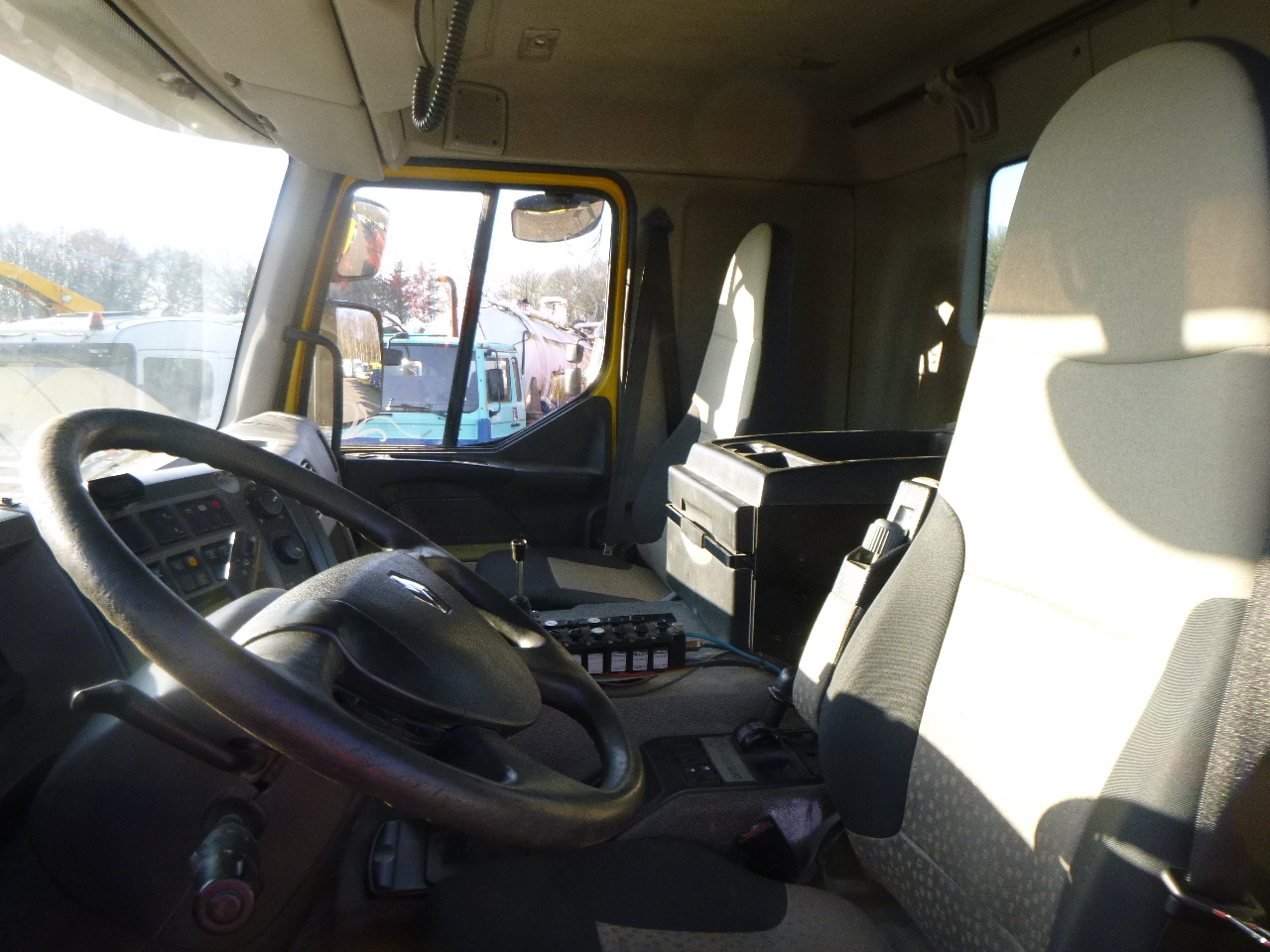Камион со кука за подигање Renault Kerax 520.42 8x4 Euro 5 container hook: слика 23