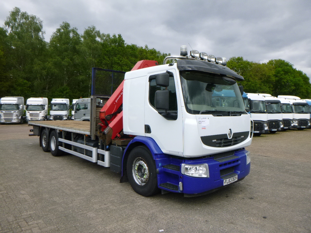 Камион со платформа, Камион со кран Renault Premium 380 dxi 6x2 RHD + HMF 2620-K4: слика 2