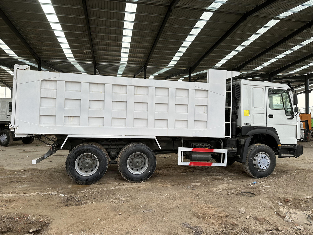 Кипер за транспорт на силоси SINOTRUK HOWO 371 Dump Truck: слика 4