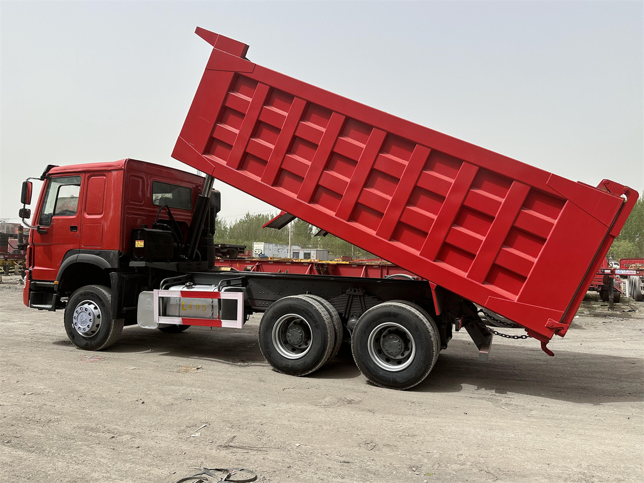 Кипер за транспорт на силоси SINOTRUK Howo Dump truck 371: слика 11