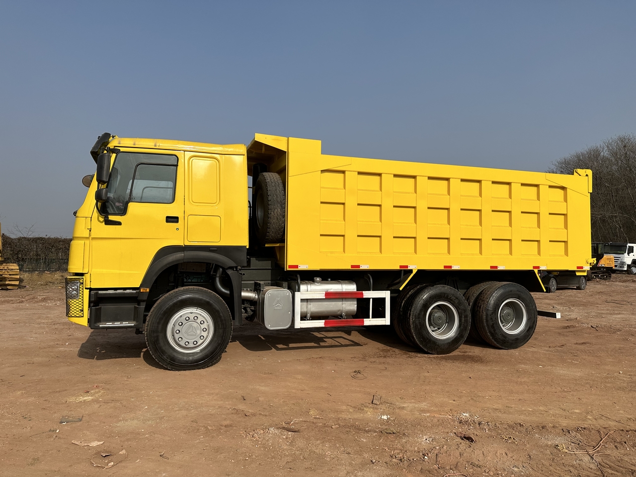 Кипер за транспорт на силоси SINOTRUK Howo Dump truck 371: слика 3