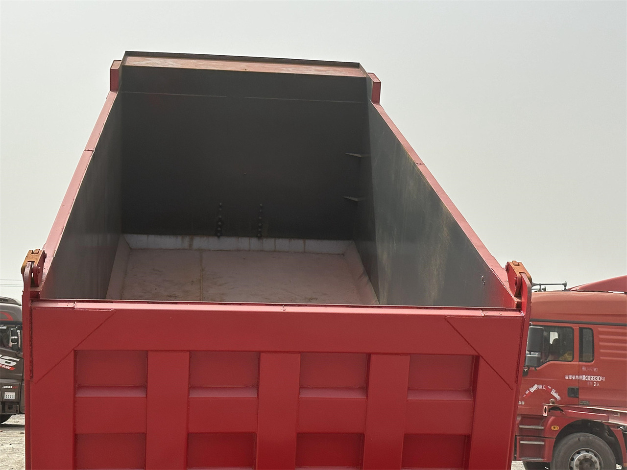 Кипер за транспорт на силоси SINOTRUK Howo Dump truck 371: слика 10