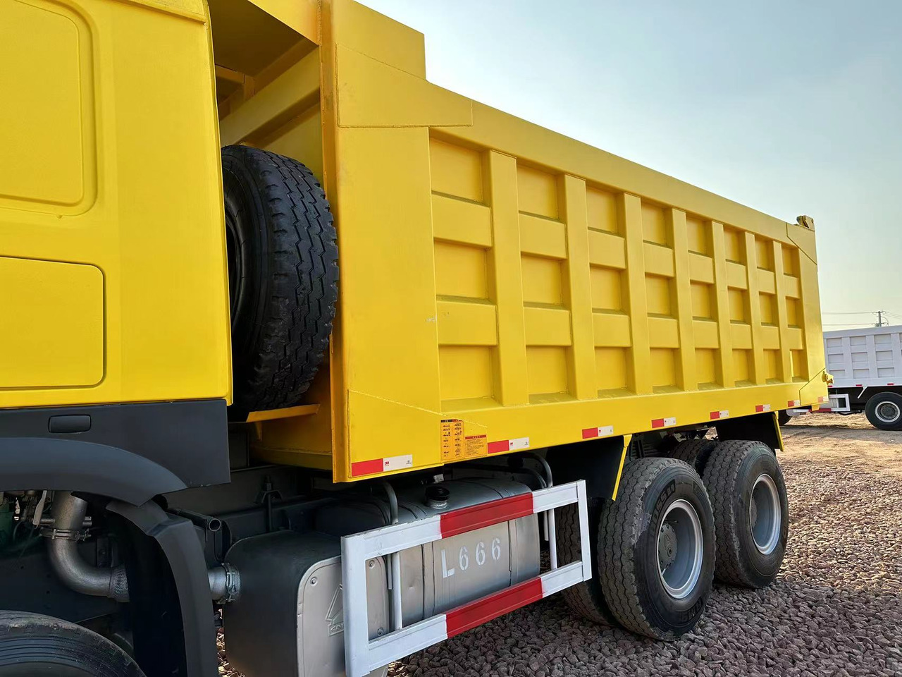 Кипер за транспорт на тешка машини SINOTRUK Howo Dump truck 371: слика 13