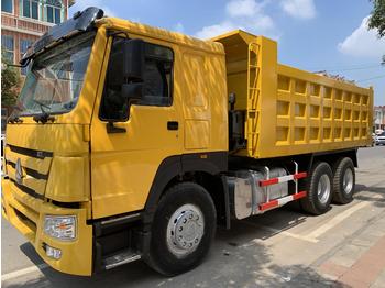 Кипер за транспорт на хемикалии Sinotruk Dump truck: слика 1