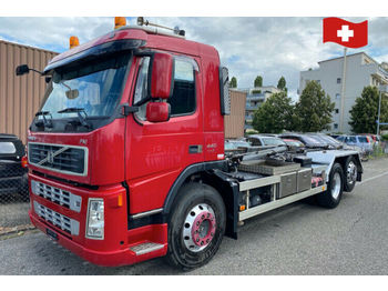 Камион со кука за подигање Volvo FM440.  6x2: слика 1