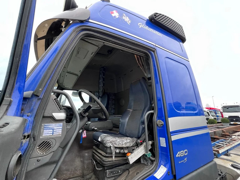 Камион со кабелски систем Volvo FM 480 Globetrotter / 6x2 / Cable Systeem / engine problem: слика 13