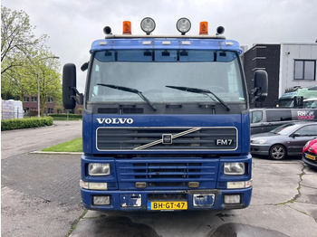 Камион со платформа, Камион со кран Volvo FM 7.250 4X2 EURO 2 HIAB 102 3+1: слика 2