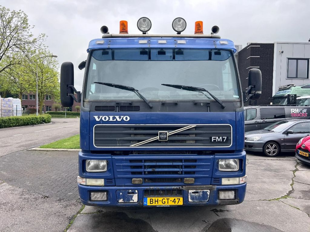 Камион со платформа, Камион со кран Volvo FM 7.250 4X2 EURO 2 HIAB 102 3+1: слика 2