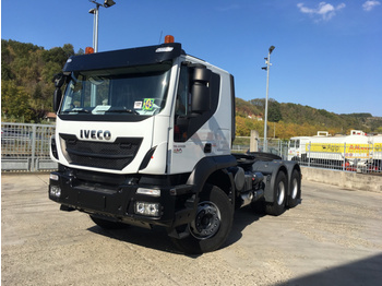 Камион влекач Iveco Trakker 420: слика 1