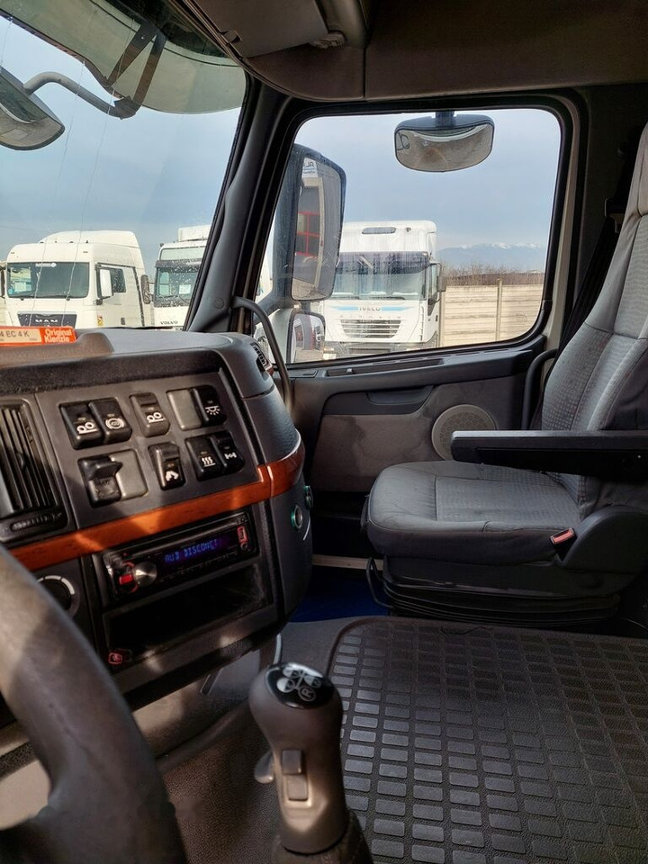 Камион влекач Volvo FH12 460: слика 9