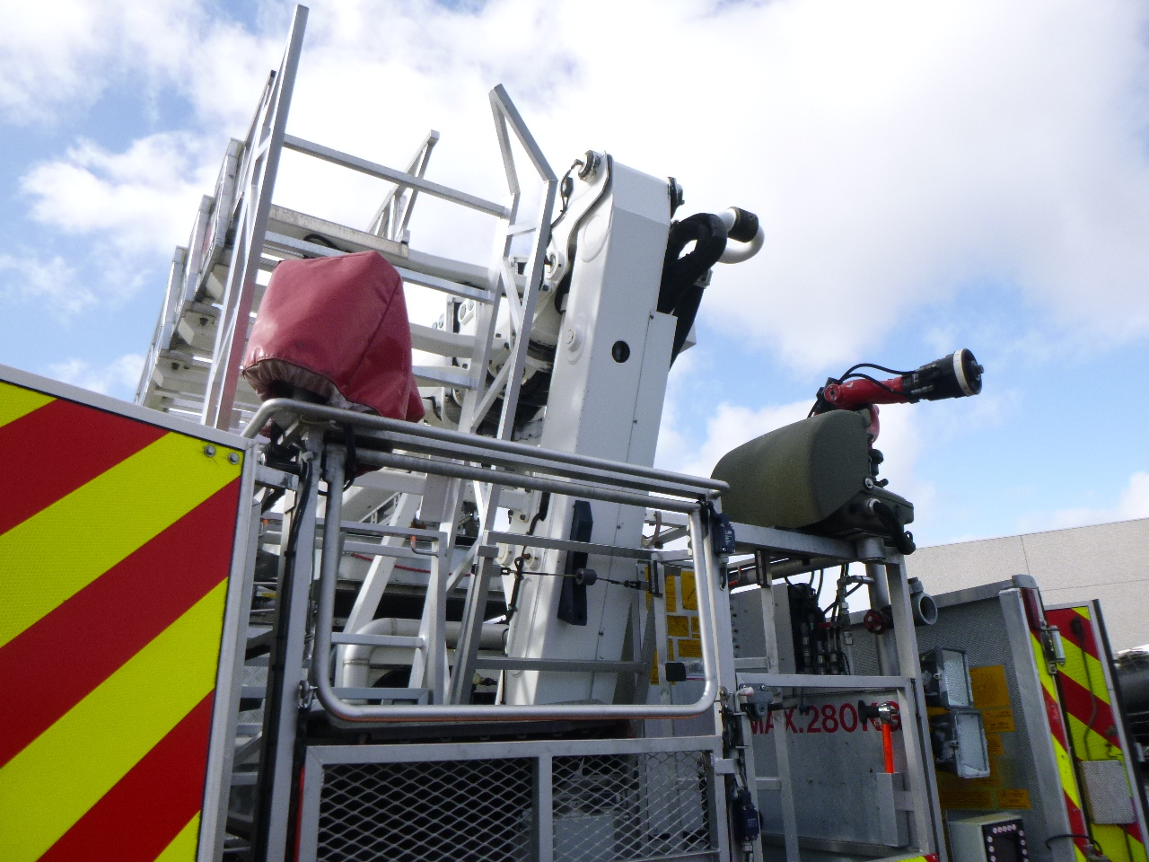 Противпожарен камион Scania P310 6x2 RHD fire truck + pump, ladder & manlift: слика 27