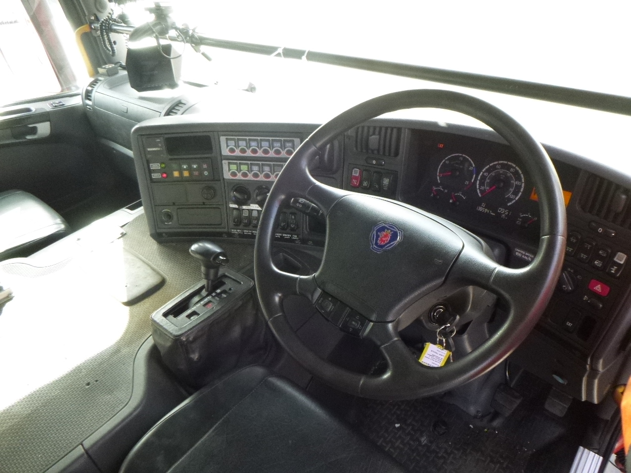 Противпожарен камион Scania P310 6x2 RHD fire truck + pump, ladder & manlift: слика 30