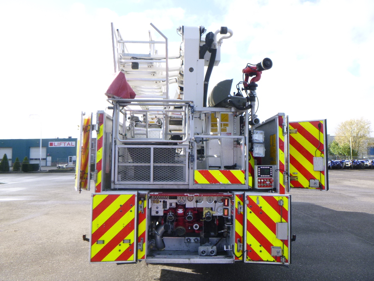 Противпожарен камион Scania P310 6x2 RHD fire truck + pump, ladder & manlift: слика 12