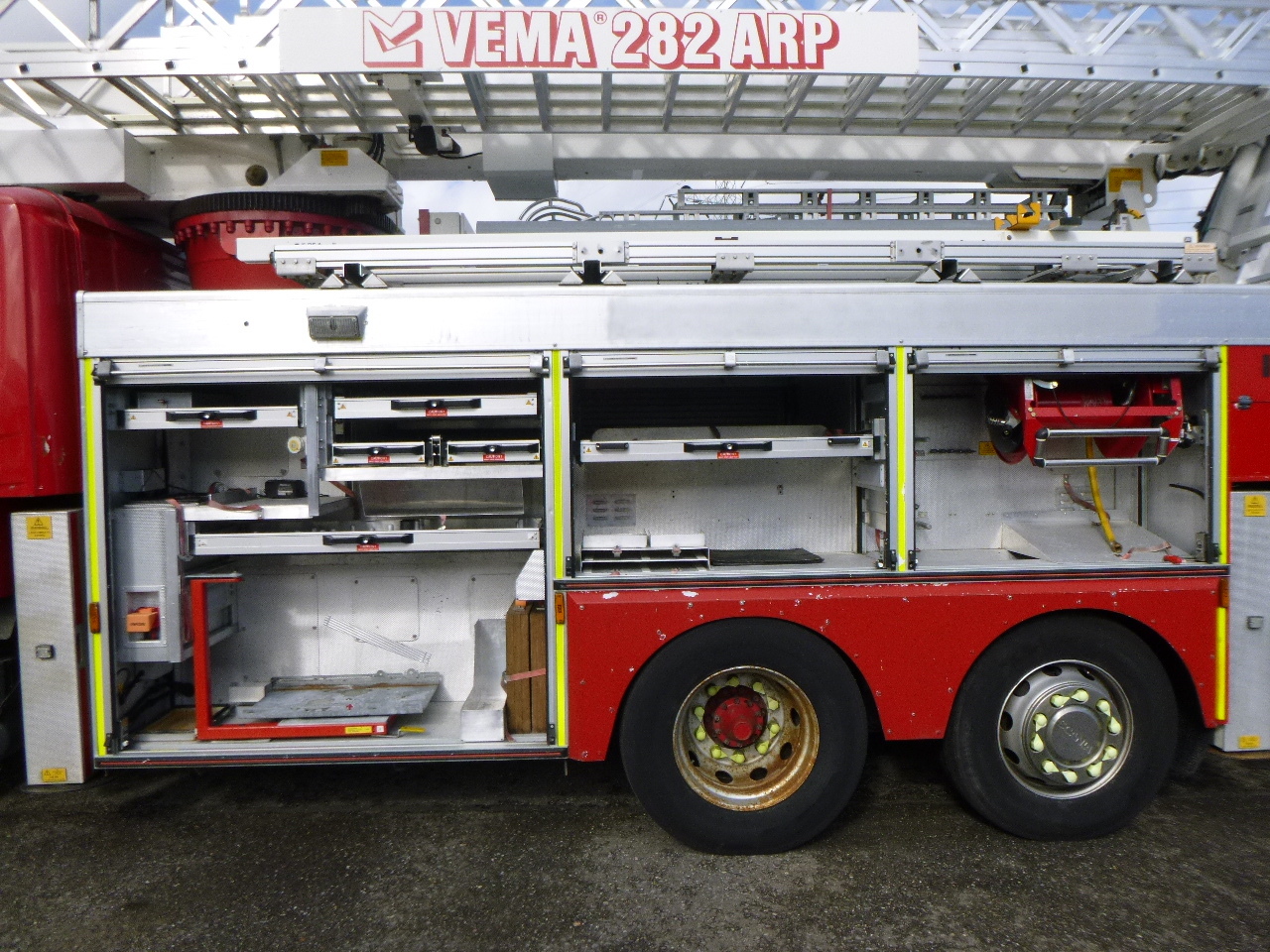 Противпожарен камион Scania P310 6x2 RHD fire truck + pump, ladder & manlift: слика 14