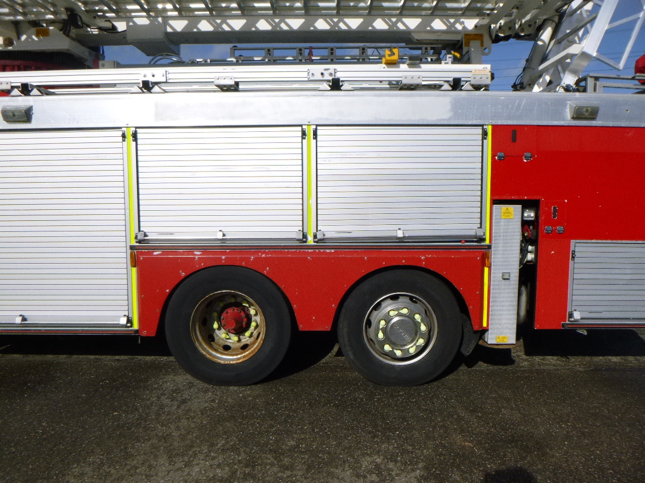 Противпожарен камион Scania P310 6x2 RHD fire truck + pump, ladder & manlift: слика 5