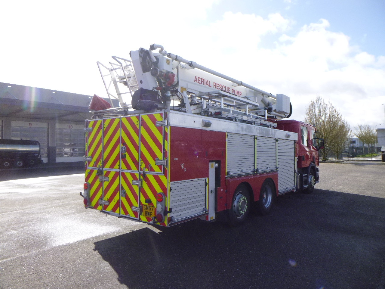 Противпожарен камион Scania P310 6x2 RHD fire truck + pump, ladder & manlift: слика 4