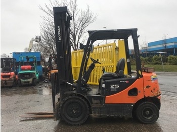  Doosan D25S-5 - Вилушкар