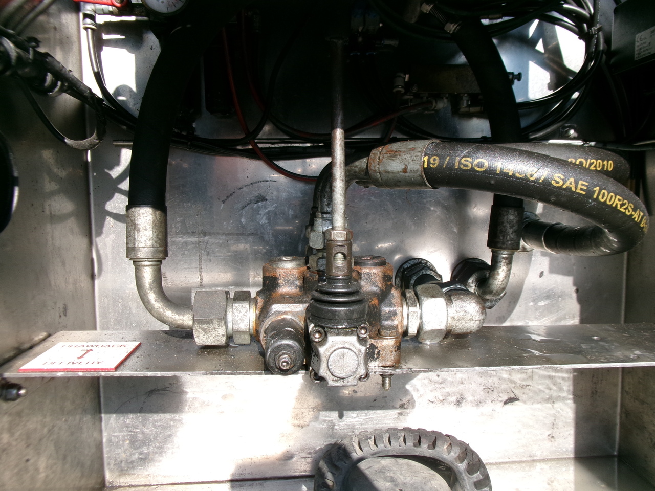 Полуприколка цистерна за транспорт на гориво Feldbinder Fuel tank alu 42 m3 / / 6 comp + pump: слика 19