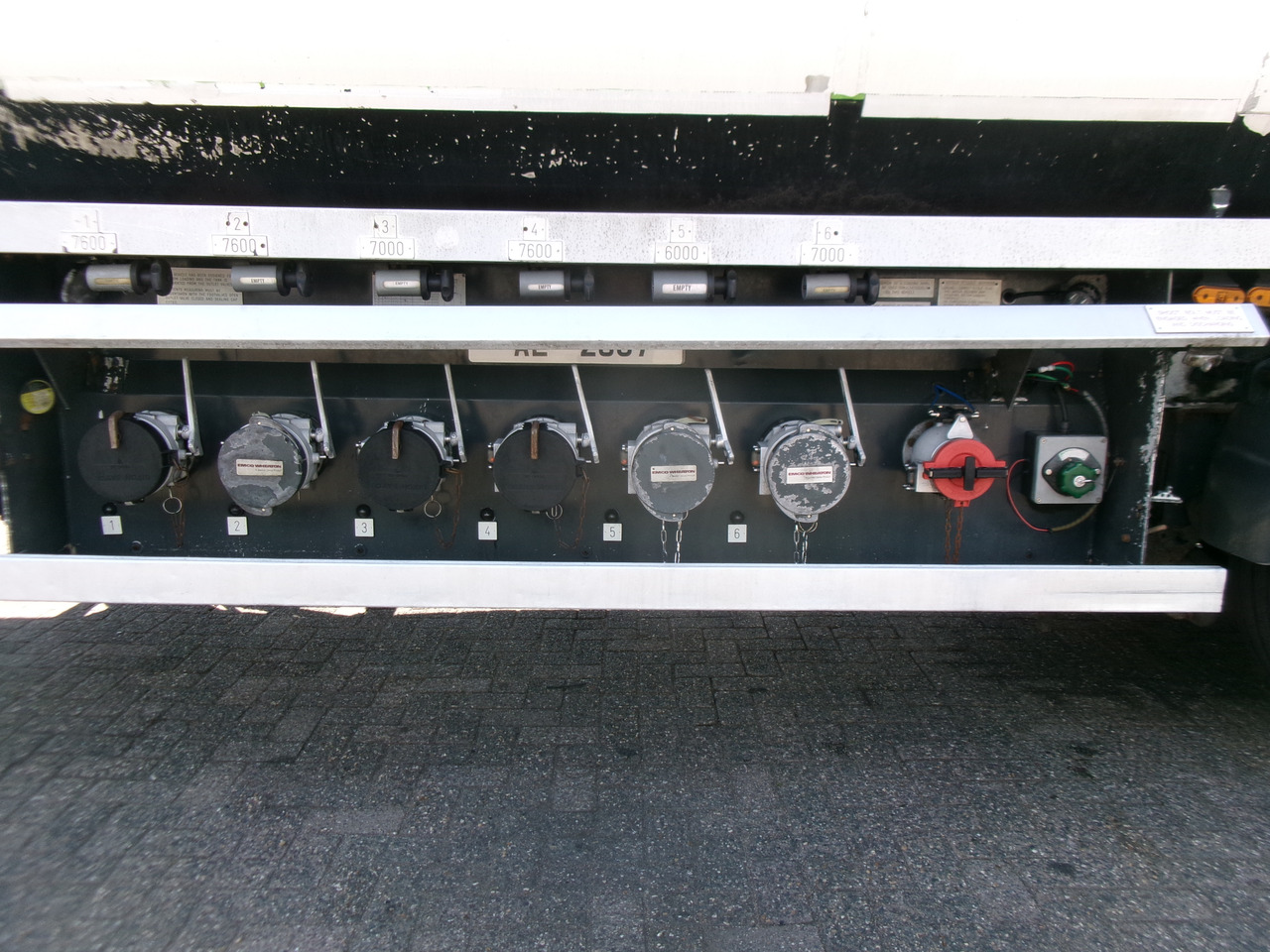 Полуприколка цистерна за транспорт на гориво Lakeland Fuel tank alu 42.8 m3 / 6 comp + pump: слика 6