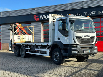 Камион со кран IVECO Trakker