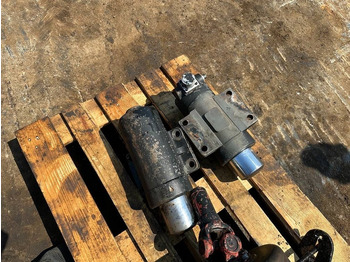 Багер на тркала CATERPILLAR