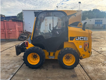Компактен натоварувач JCB