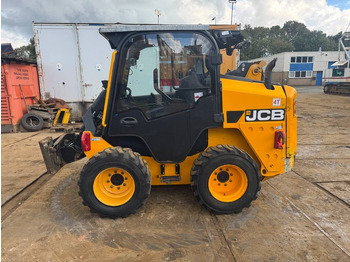 Компактен натоварувач JCB