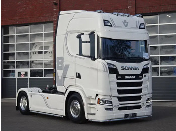 Камион влекач SCANIA