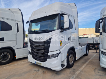 Камион влекач IVECO