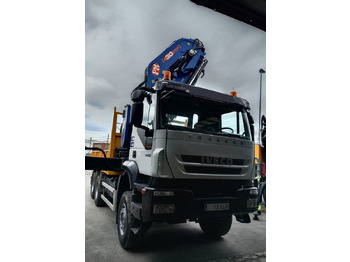 Камион со платформа IVECO Trakker