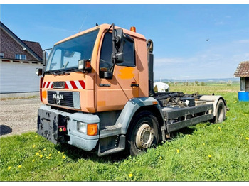 Камион со кука за подигање MAN