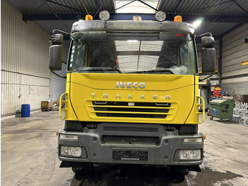 Камион со кука за подигање, Камион со кран Iveco TRAKKER 350 6x4 HOOKLIFT + CRANE FASSI F120.22 (5/6 F) - *342.000km* - STEEL SPRING / BIG AXLES - AS TRONIC AUTOMATIC GEARBOX: слика 2