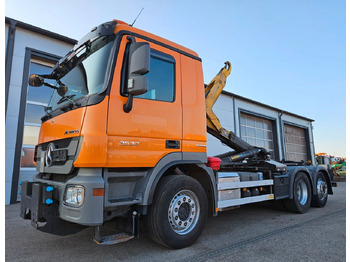 Камион со кука за подигање MERCEDES-BENZ Actros 2532