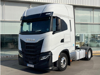 Камион влекач IVECO