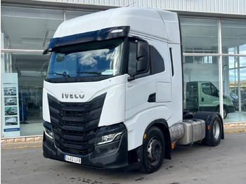Камион влекач IVECO