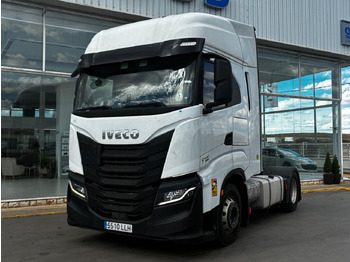 Камион влекач IVECO