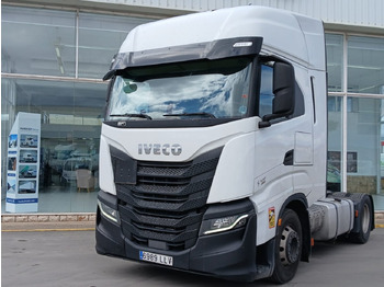 Камион влекач IVECO