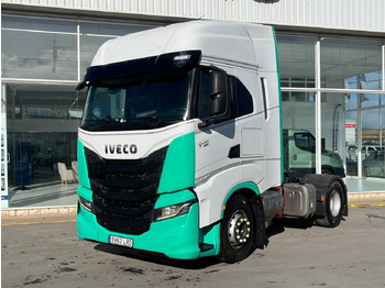 Камион влекач IVECO