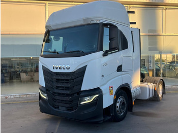 Камион влекач IVECO