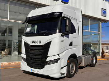 Камион влекач IVECO
