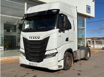 Камион влекач IVECO