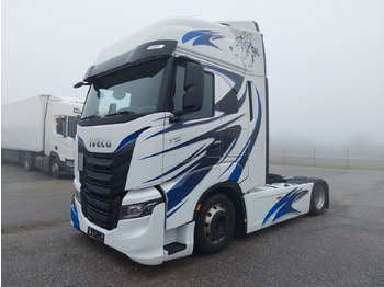 Камион влекач IVECO