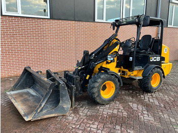 Компактен натоварувач со гасеници JCB 403
