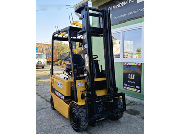 Вилушкар со подигнување CATERPILLAR EP