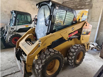 Компактен натоварувач CATERPILLAR