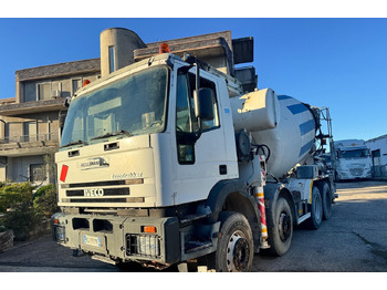 Камион со бетонска пумпа IVECO Trakker