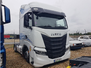 Камион влекач IVECO