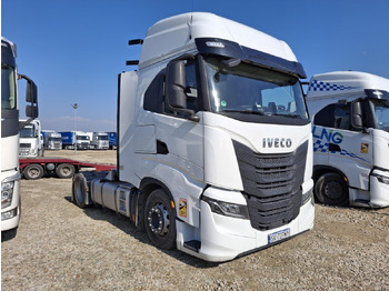 Камион влекач IVECO