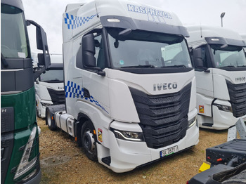 Камион влекач IVECO