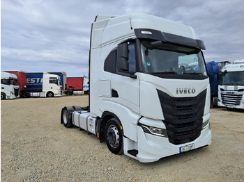 Камион влекач IVECO